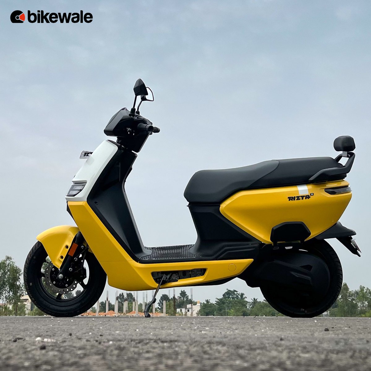 We have ridden the new #AtherRizta! We can't give our opinion on the scooter till 24 May due to the embargo.
But let us know what you want to know about it and we'll address the queries in our upcoming posts.

#atherenergy #rizta #atherrizta #electricscooter #ev #bwphotos