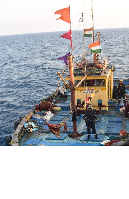 भारतीय तटरक्षक दलानं, राज्याच्या किनारी भागातून डिझेलची अवैध तस्करी करणाऱ्या जय मल्हार या मच्छिमार बोटीसह, त्या बोटीवरील ५ मच्छीमारांना घेतलं ताब्यात. सुमारे २५ टन वजनाच्या अनाधिकृत डिझेलसह अंमली पदार्थही जप्त. #IFB #Maharashtra #Mumbai