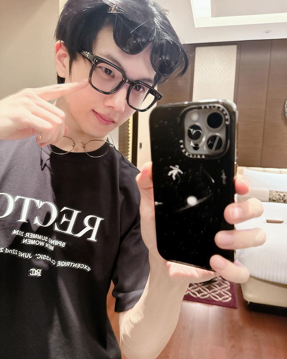 ParkJisung_INA's tweet photo. [240516] #JISTAGRAM post update
https://t.co/3NocNH9k5e

[the__and.y]  😎🤓🥸

Kayaknya aku juga berpikir sedikit berlebihan deh..zzzz"

🎵 200 by MARK
https://t.co/3uRMVtpdIq

☃️ #JISUNG #지성 #NCTDREAM https://t.co/BWmYHcBKV7