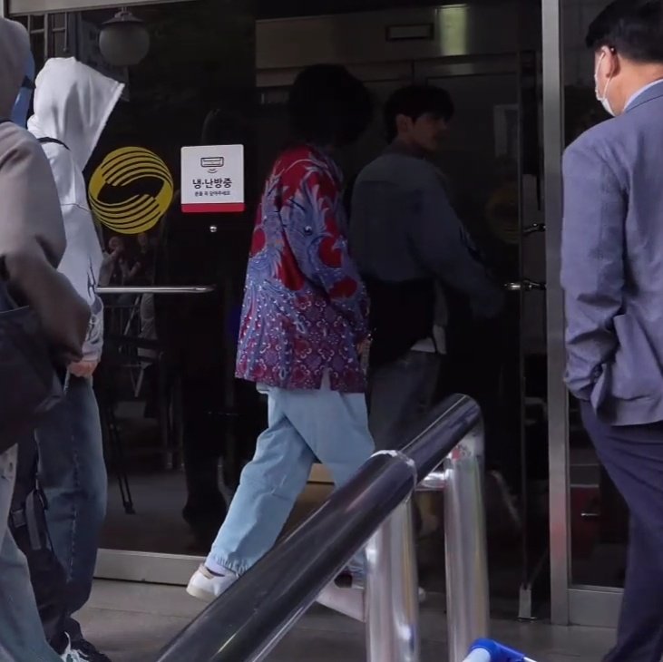 Junhan went to Music Bank wearing his batik 🥹