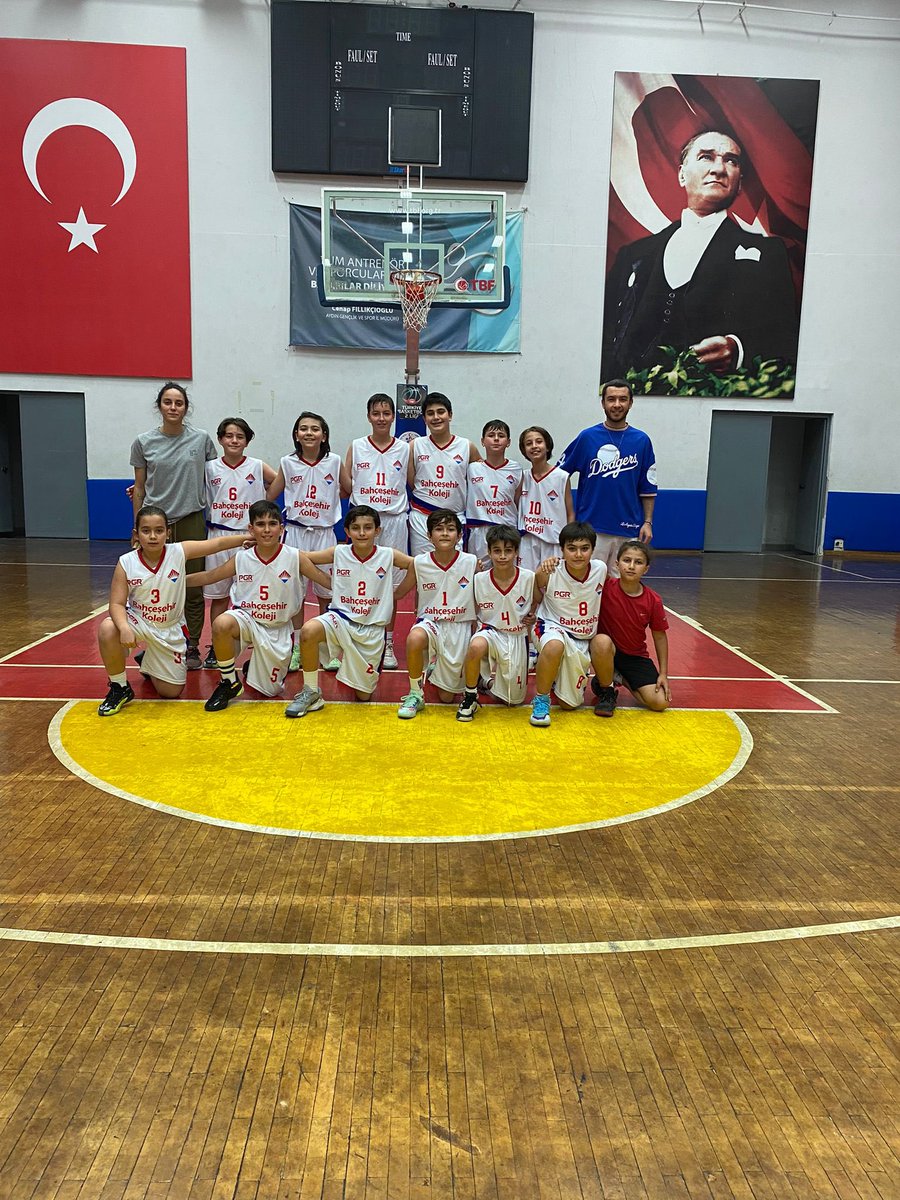 Ortaokul 5. Ve 6. Sınıflardan oluşan Basketbol Okul Takımımız Küçükler kategorisinde grubun ilk maçında Ted Kolejini 42-05 yenmeyi başarmıştır. Takımımızı ve Koçlarımızı tebrik eder başarılarının devamını dileriz. Tebrikler Takım ⛹🏽🏀
#sırasende
#bahcesehiraydin
#basariseninterci