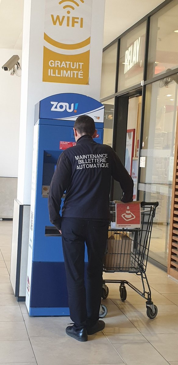 ⚠️⚠️⚠️ Tous les distributeurs automatiques de billets Zou sont en carafe en gare de #Nice06. Prenez vos précautions car la queue au guichet est ++++ @MaRegionSud cc @actualites_nrv @Nice_Matin @Chris__Napoli @F3cotedazur #