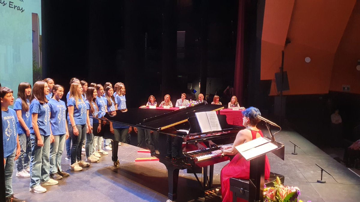 🎓 Los alumnos de 2° de Bachillerato del @ieseras se gradúan en el @TeatrodeMolina en presencia del alcalde de #MolinadeSegura @jangelalfonso