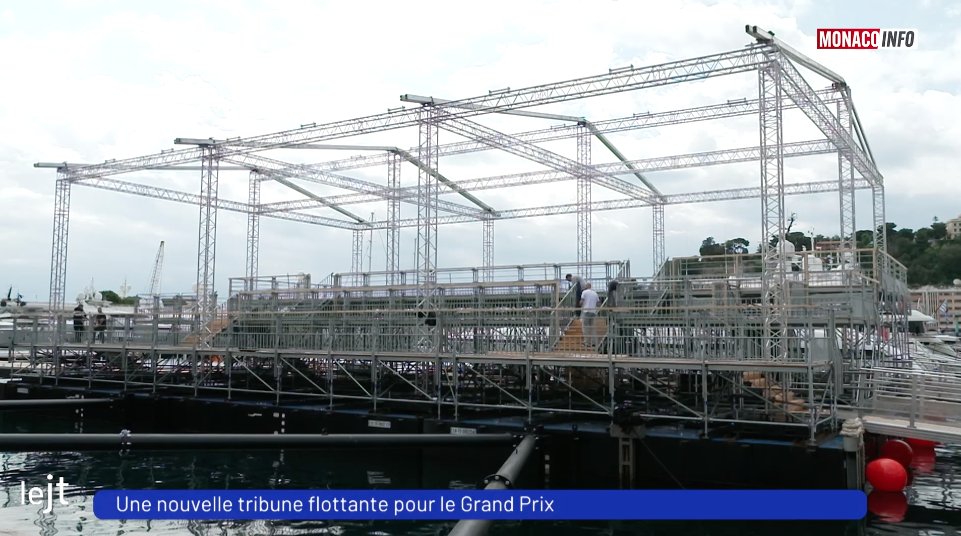 Difficile de passer à côté, une immense tribune flottante est installée au Port Hercule en marge du 81ème Grand Prix de Monaco. Une première en Principauté ! Située à proximité du Yacht Club, elle sera réservée aux propriétaires de bateaux. ➡️youtu.be/FTnIeRml3Xg