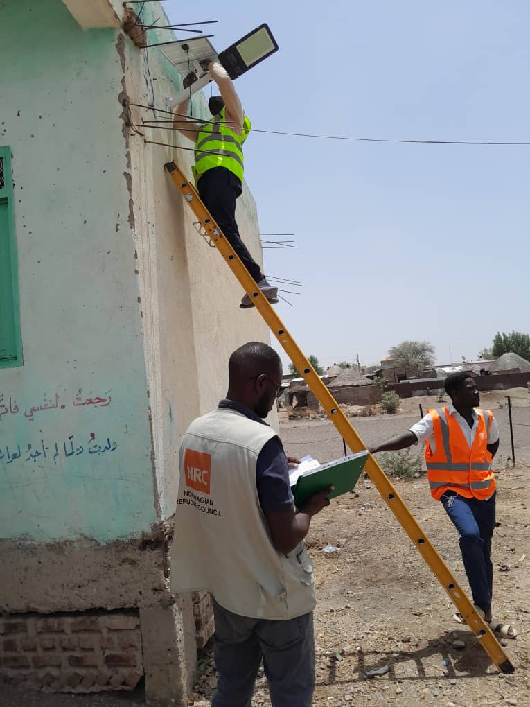 #Sudan: Thanks to @USAIDSavesLives we set up 50 street solar lights in collective shelters across Gedaref to improve the living conditions & especially the protection of displaced women. IDP committees chose the locations, mostly around latrines.