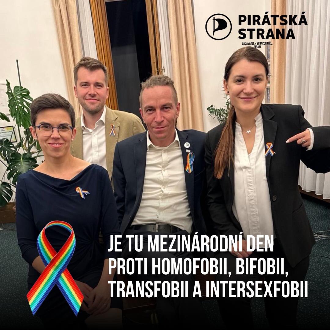 Dnes jsme si připnuli stužku od Prague Pride, kterou si připomínáme mezinárodní den proti homofobii, bifobii, transfobii a intersexfobii. Podporujeme práva všech lidí bez rozdílů. Víme, že připnout stužku nestačí. I když jsme rádi, že se nedávno podařilo výrazně rozšířit práva