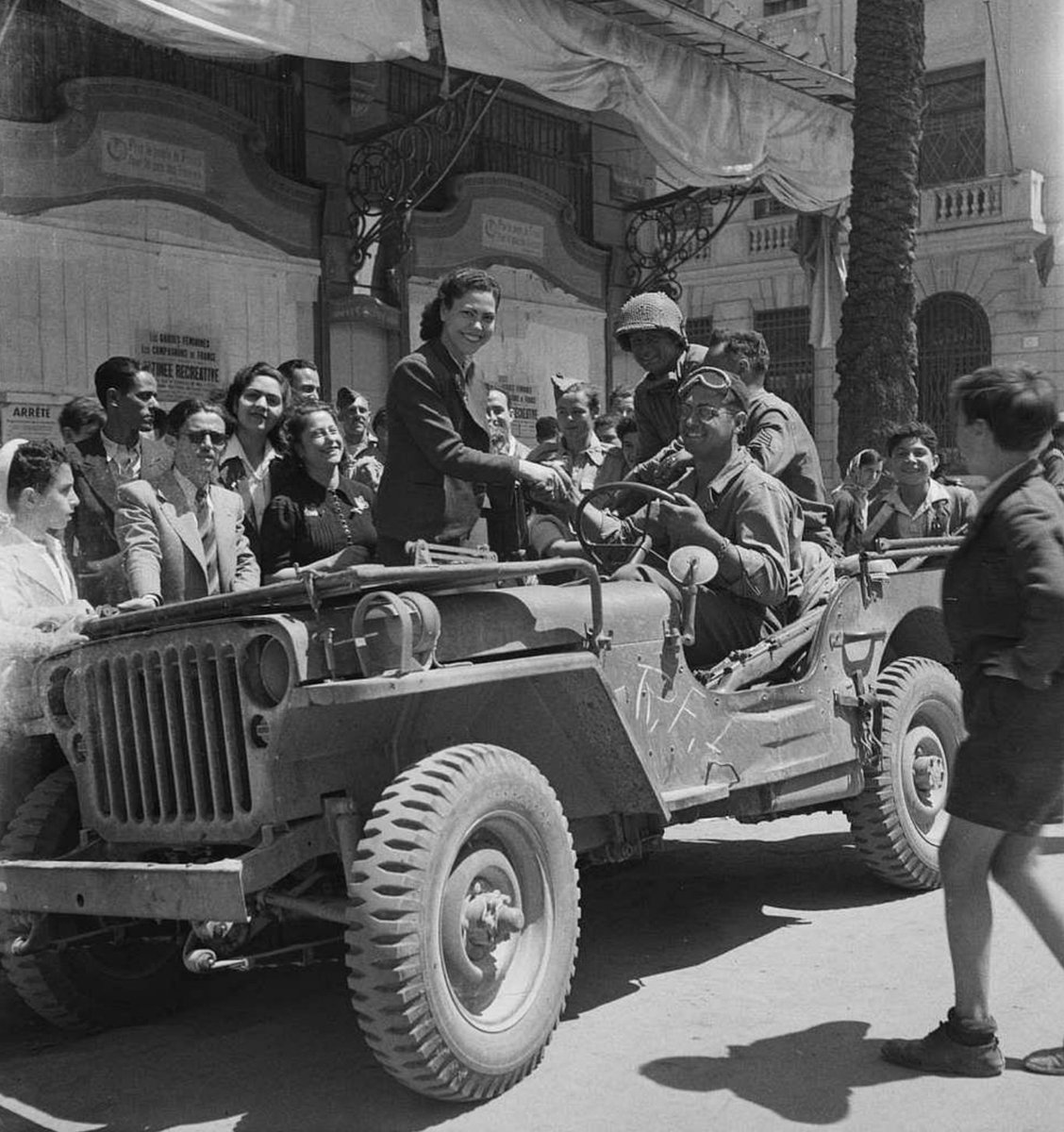 Girls climbing on the Jeeps to greet American troops in the streets of Tunis, 1943. .................... Have a great Friday! #friday #vintage #fridayvibes #legends #history .................... 📸 Unknown #jeep #jeeplife #legendary1941