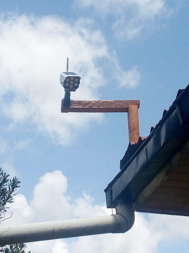 DUMMY LIGHT. 200watts Double-Sided SOLAR OUTDOOR SECURITY WALL LIGHT. (CCTV shaped/dummy) SCARE AWAY INTRUDERS IN YOUR COMPOUND & ENHANCE SECURITY. Has a MOTION SENSOR. Automatically Switches ON at Night & OFF in the Daytime. Kshs1,200/= wa.me/+254754212159