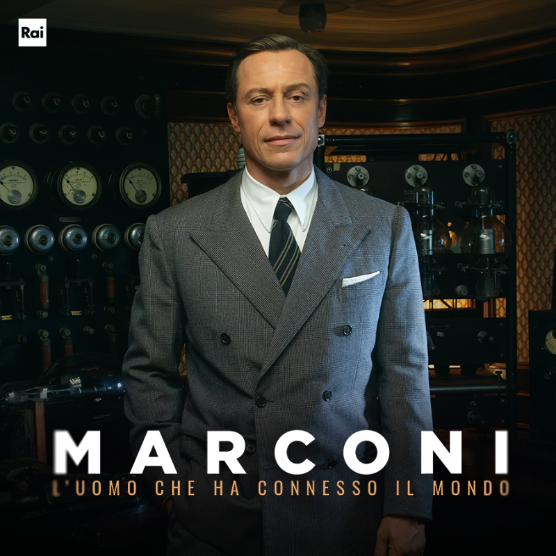 RaiPlay's tweet photo. 1937. Guglielmo Marconi concede un'intervista a Isabella Gordon dove ripercorre la sua vita. Ma non sa che la giornalista è una spia del regime fascista. 

''#Marconi - L'uomo che ha connesso il mondo'' è disponibile su #RaiPlay
