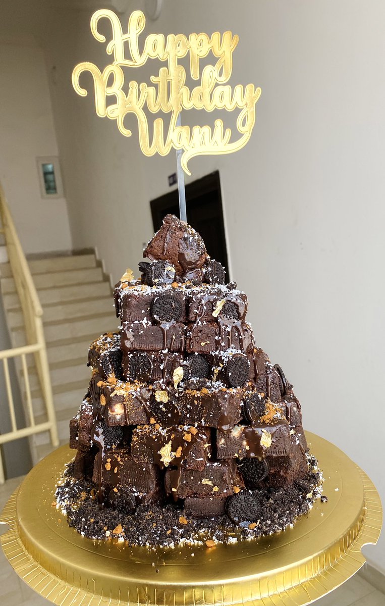 A brownie tower because apparently, birthday cakes are so “basic” 🙊. Nutella brownie White chocolate brownie Milk chocolate brownie. It’s a party in your mouth with every bite 😍. The mini Oreos add the perfect amount of razzle dazzle.. RT for exposure. 🫵🏽