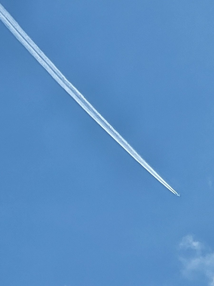 @Gp1ggy1 Just contrails....NOT.