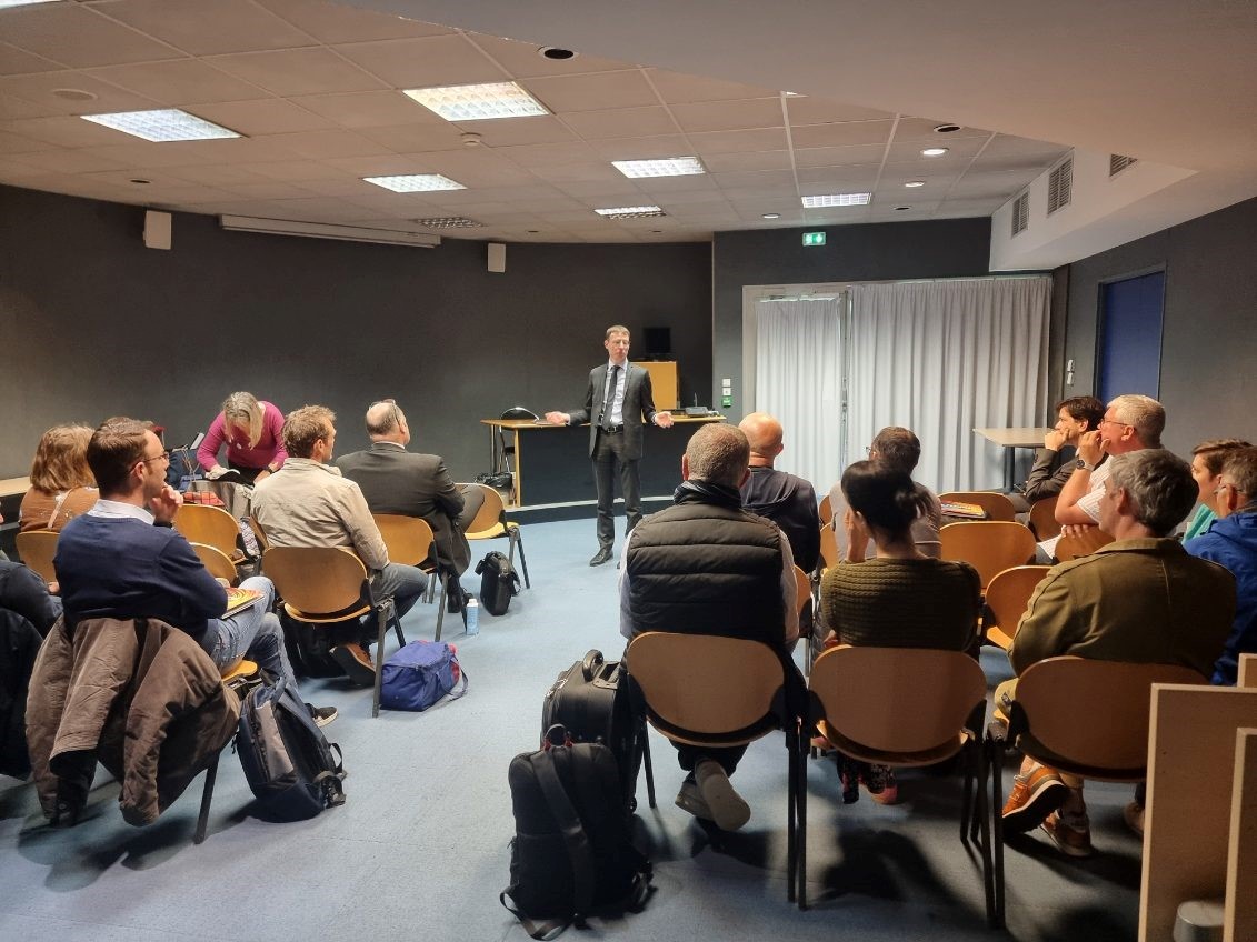 Le réseau des interlocuteurs et des interlocutrices du second degré pour le numérique s'est réuni à Toulouse. Après une visite du <a href="/LaasCNRS/">LAAS-CNRS</a> ; il est accueilli dans nos locaux par Jocelyn Méré, délégué régional. Il est question des usages du numérique éducatif et de coopérations.