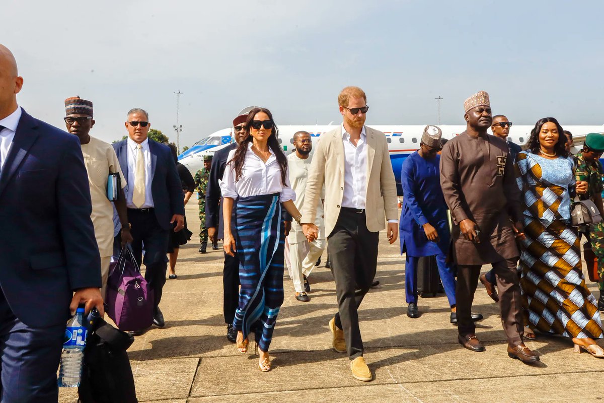 Meghan wears traditional skirt gifted to her in Nigeria with her signature white shirt. 
#HarryandMeghaninNigeria #Nigeria #DukeandDuchessofSussex #PrinceHarry #PrincessMeghan #DuchessMeghan #MeghanMarklestyle #whiteshirt #traditionalskirt #AfricanFashion #Kings #Queens #Lagos
