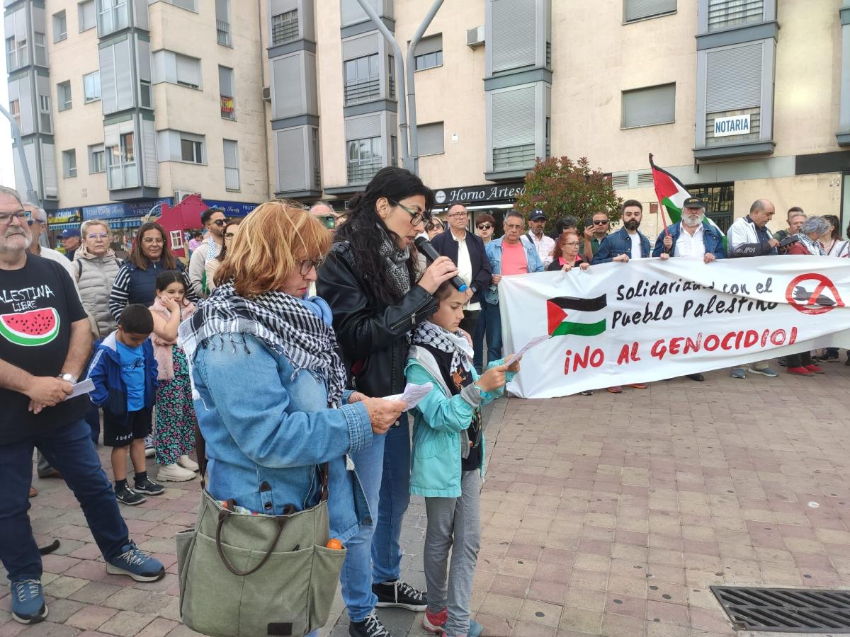 🇵🇸 Nueva concentración contra el genocidio de Palestina en #TorrejóndeArdoz La convocatoria ha partido de “ Por la Paz en Palestina', espacio de trabajo al que pertenece @ccoohenares, junto a otras 10 organizaciones de carácter vecinal, político, sindical, social, ecologista y