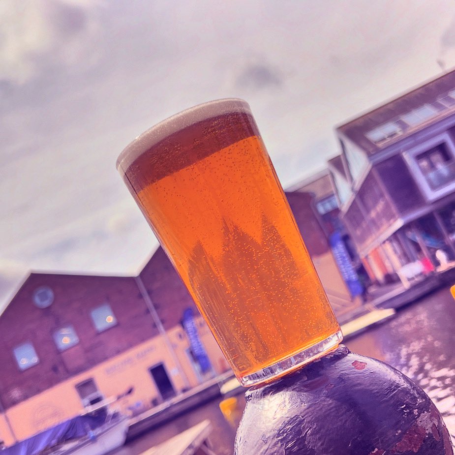 Sunny Friday pints? Ah go on then! - That sounds like a perfect excuse to come and try our new WC Pils!
.
☀️🍺😋🤟
.