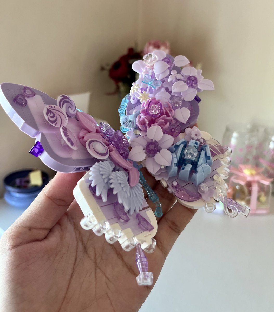 263juta's tweet image. ABIS NGERAKIT BRICKS BUTTERFLY, CAPEK BGT TP PUAS SM HASILNYA😭👊

biasanya rakit bricks bunga tp pengen nyobain yg butterfly gini lucu ada framenya