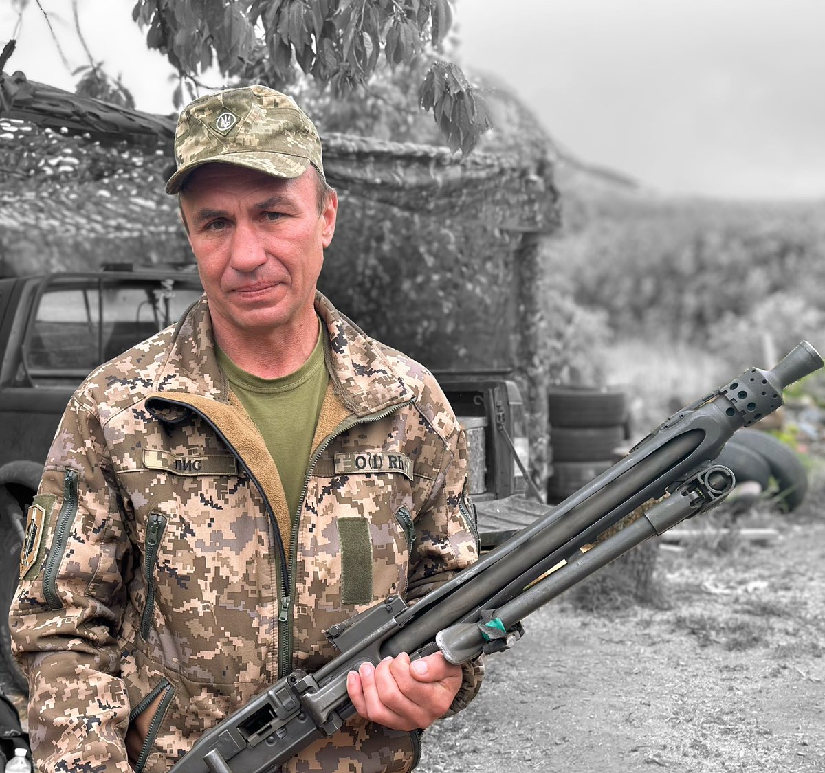 Meet Yura. A 51 yo machine gunner from the 56th Brigade, who was taken captive by russia near Chasiv Yar but escaped back to Ukrainian lines where kept fighting until his position was hit by an FPV. Two days ago he was awarded for his valor and is on his way back to fight.