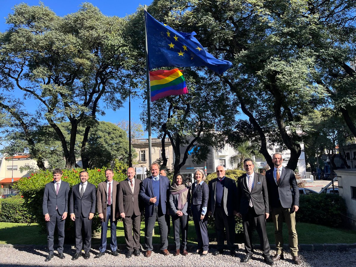 En el Día internacional contra la homofobia, transfobia y bifobia #IDAHOT, izamos la bandera 🏳️‍🌈 con la de 🇪🇺 en @UEenUruguay. Igualdad de derechos y tolerancia para tod@s. @FranceenUruguay @BerthonJeanMarc