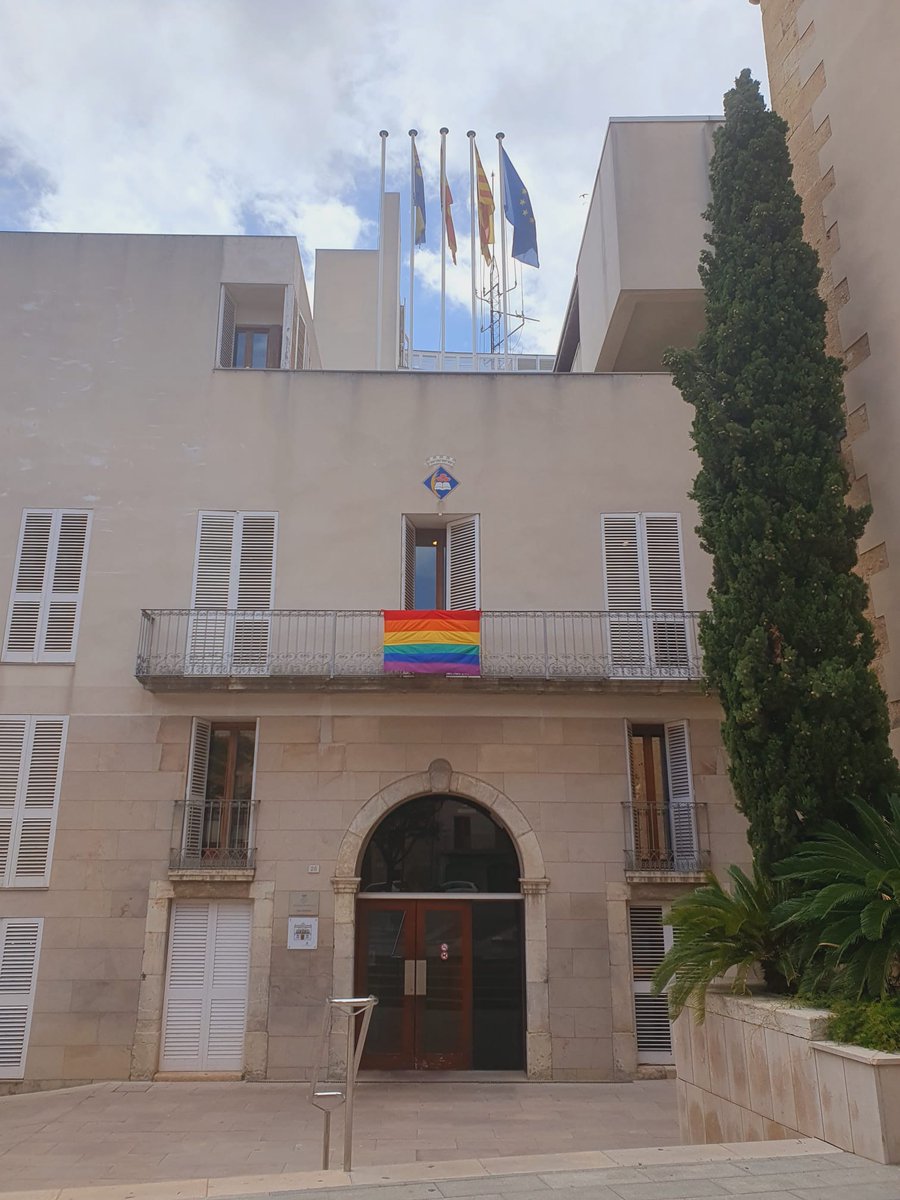 🌈Un any més, avui 17 de maig, donem suport al #DiaContraLGBTIfòbia. És per aquest motiu que veureu la bandera #LGBTI penjada al balcó de l'Ajuntament.