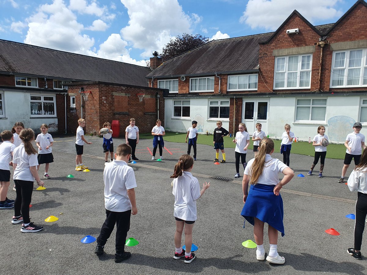 Mr Dafis ending the week at @BroBanw, with the year 4 pupils working on their concentration levels and seeing which pupils were able to keep their minds engaged in the game 😅🏉 #ConeHead #CirclePass @WRU_Scarlets @WRU_Community