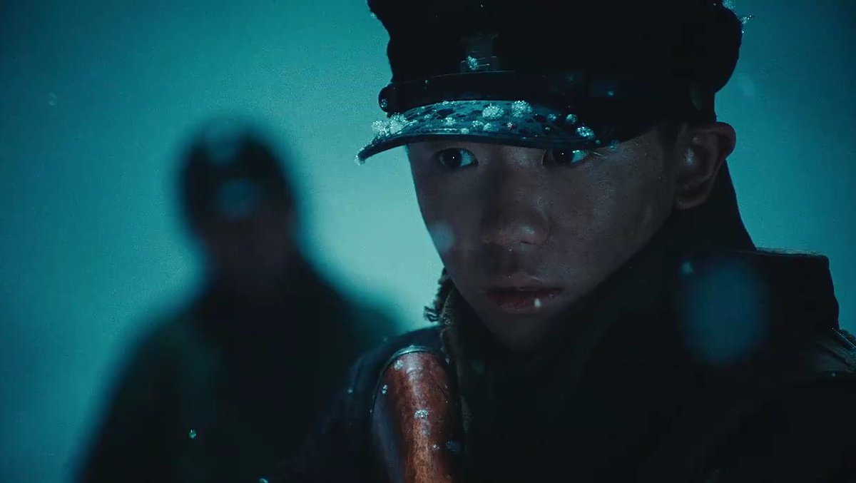 TarizSolis's tweet photo. Chief Detective 1958 ini cakep banget ya. Drakor bergenre action comedy dengan kasus seru, alur sat set & cliffhanger di ujung episode yg selalu bikin telunjuk gatel buat nekan "next episode".

Nyeritain lima detektif yg berupaya bertanggungjawab pada tugas mereka ditengah tekanan dari petinggi & lingkungan kerja korup, series yg mulanya terasa ringan-ringan saja ini lantas beralih kian serius, gelap sekaligus kompleks seiring meningkatnya tingkat kesulitan kasus yg dihadapi serta mengganasnya gejolak politik di Korsel pada era 60-an.