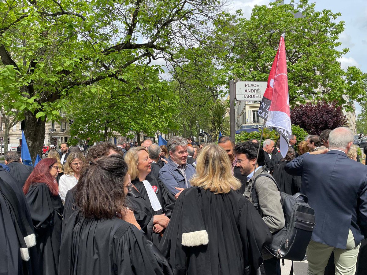 Le barreau de Paris, le CNB et la Conférence des bâtonniers sont réunis aujourd’hui devant l’ambassade de Tunisie pour soutenir et réclamer la libération des avocats emprisonnés là-bas.

Nous pensons tout particulièrement à notre consoeur Sonia Dahmani et notre confrère Mehdi