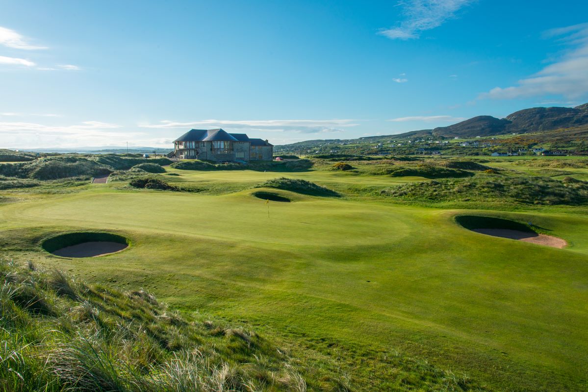 ⛳️ The countdown is officially on! Amateur golfers, get ready to tee off at the stunning Ballyliffin Golf Course for the championship of a lifetime. Get your clubs polished and your game face on because it's time to show off those skills on this picturesque course. 🏌️‍♂️🏌️‍♀️