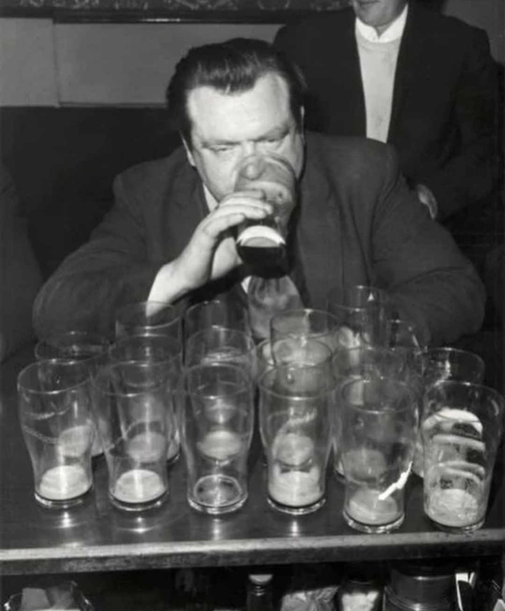 Y, por cierto, ¡¡¡VIERNES!!! (*el gran Jack Lynch, en Dublín, el 15 de marzo de 1972: 20 pintas —11 litros— de Guinness de una sentada, para entrar con todos los honores, y nuestra más rendida admiración, en el Libro Guinness de los Récords, UNA PUTA LEYENDA) 🥳🥳🥳