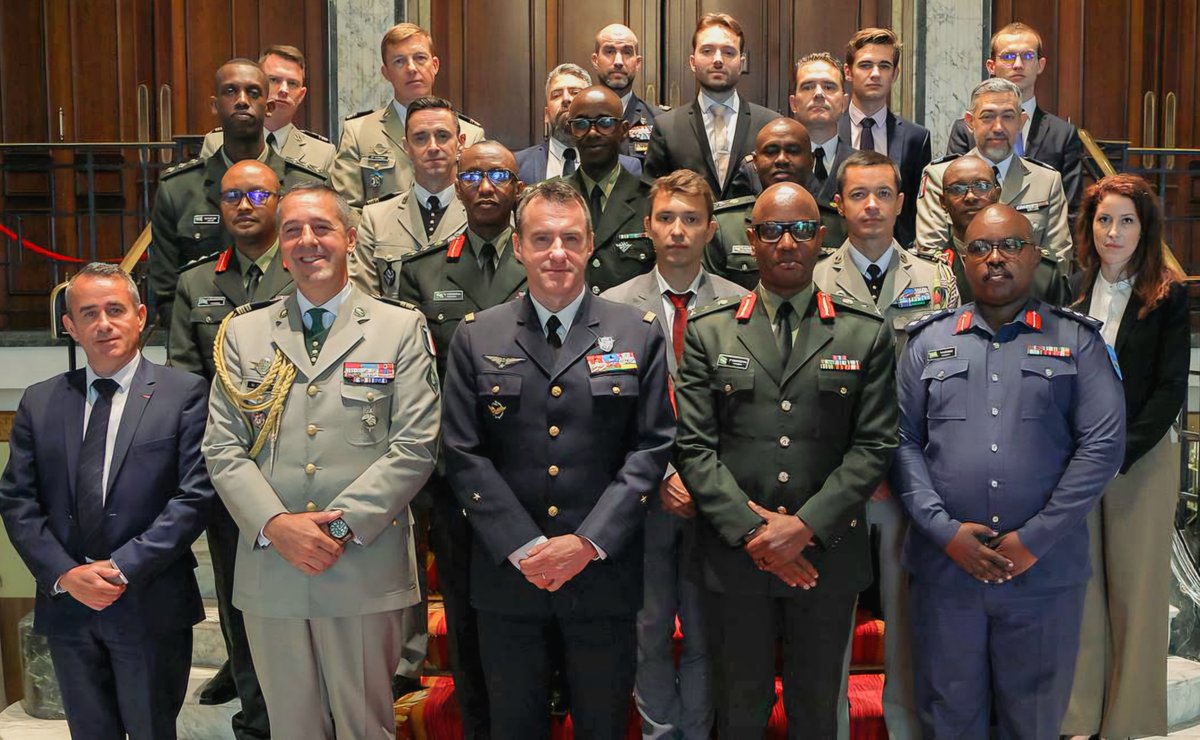 An RDF delegation led by Brig Gen P KARURETWA has concluded the 2nd Joint Military Commission meeting with @EtatMajorFR, in Paris. The two sides reviewed the status of defence cooperation & signed a new Roadmap that will guide bilateral cooperation btwn the two Nations until 2025
