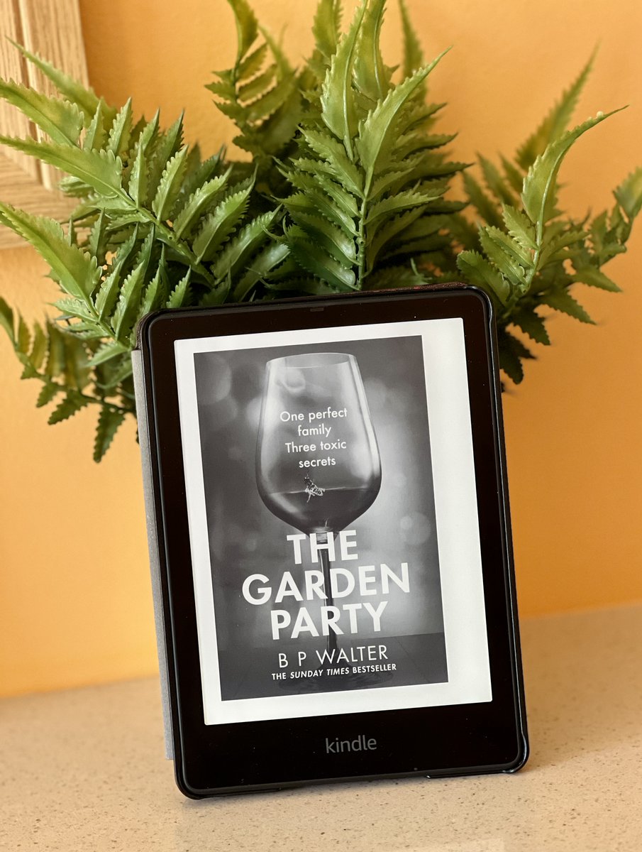 Another twisty, sharp, unexpected book from @BarnabyWalter. #TheGardenParty has a complex lead in Harris, the perfect setting for things to unravel, and great pacing. A cracking summer read. ⭐️⭐️⭐️⭐️⭐️ @OneMoreChapter_
