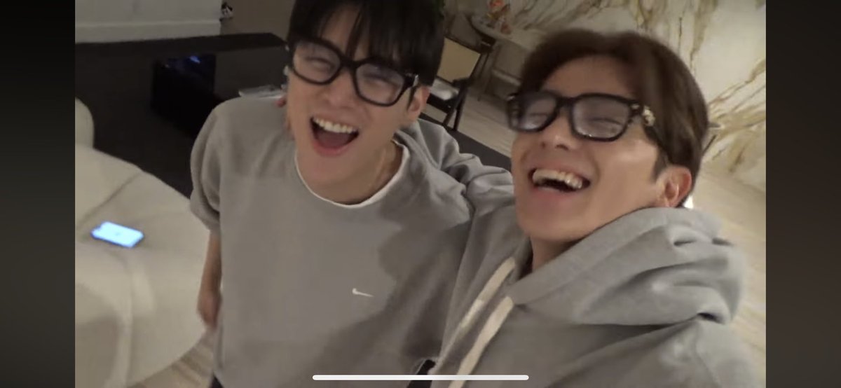 ㅠㅠ너무 좋아보여서 진심으로 눈물이 남
와인한잔하고 어둑한 밤에 같이 춤추고 바이브를 같이 나누는 사이라는게..
진짜 평생 웃게해주고싶어.. 너네 둘이서..