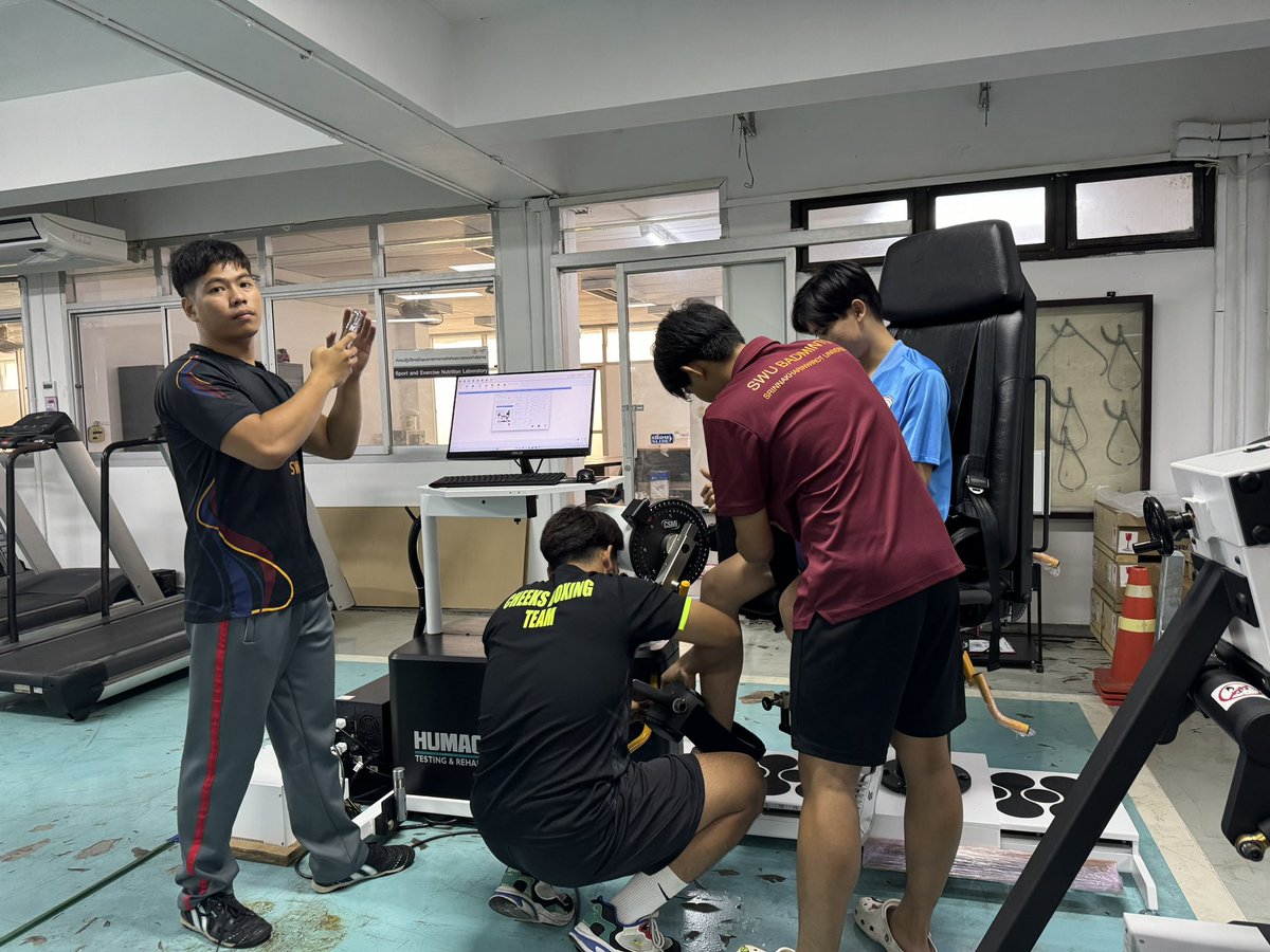เรียนรู้กันไปครับ สอนนิสิตใช้งาน Isokinetics ทดสอบความแข็งแรงของกล้ามเนื้อครับ Sports Biomechanics Laboratory #swusportsci #มศว #วิทย์กีฬา