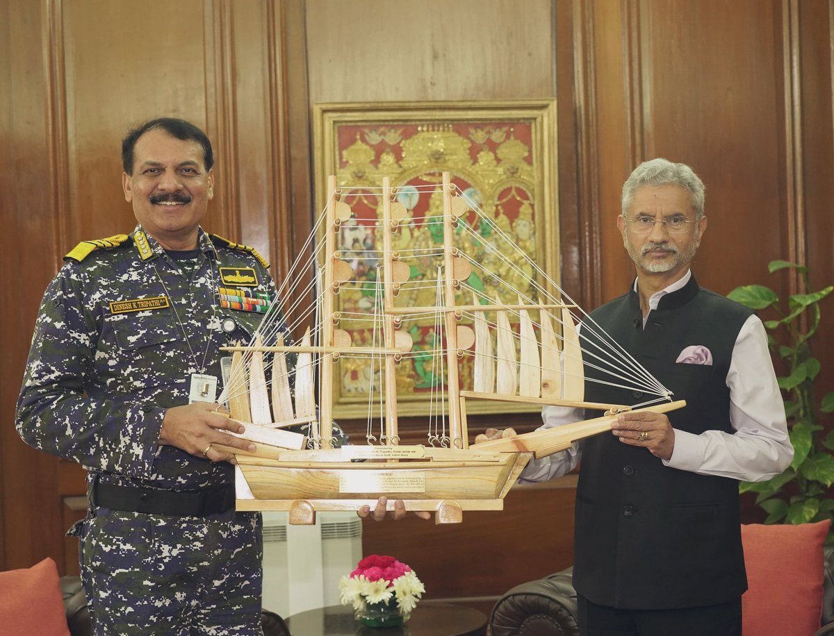 Pleased to receive Navy Chief Admiral Dinesh K Tripathi for a courtesy call. @indiannavy