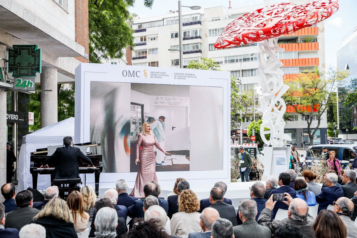 Madrid tendrá siempre una deuda de gratitud con todos los que se jugaron la vida para que salváramos las nuestras durante la pandemia. ‘El Árbol de la Vida’ es testimonio permanente de admiración a los sanitarios y recuerdo a los que pagaron con su vida la entrega a los demás.