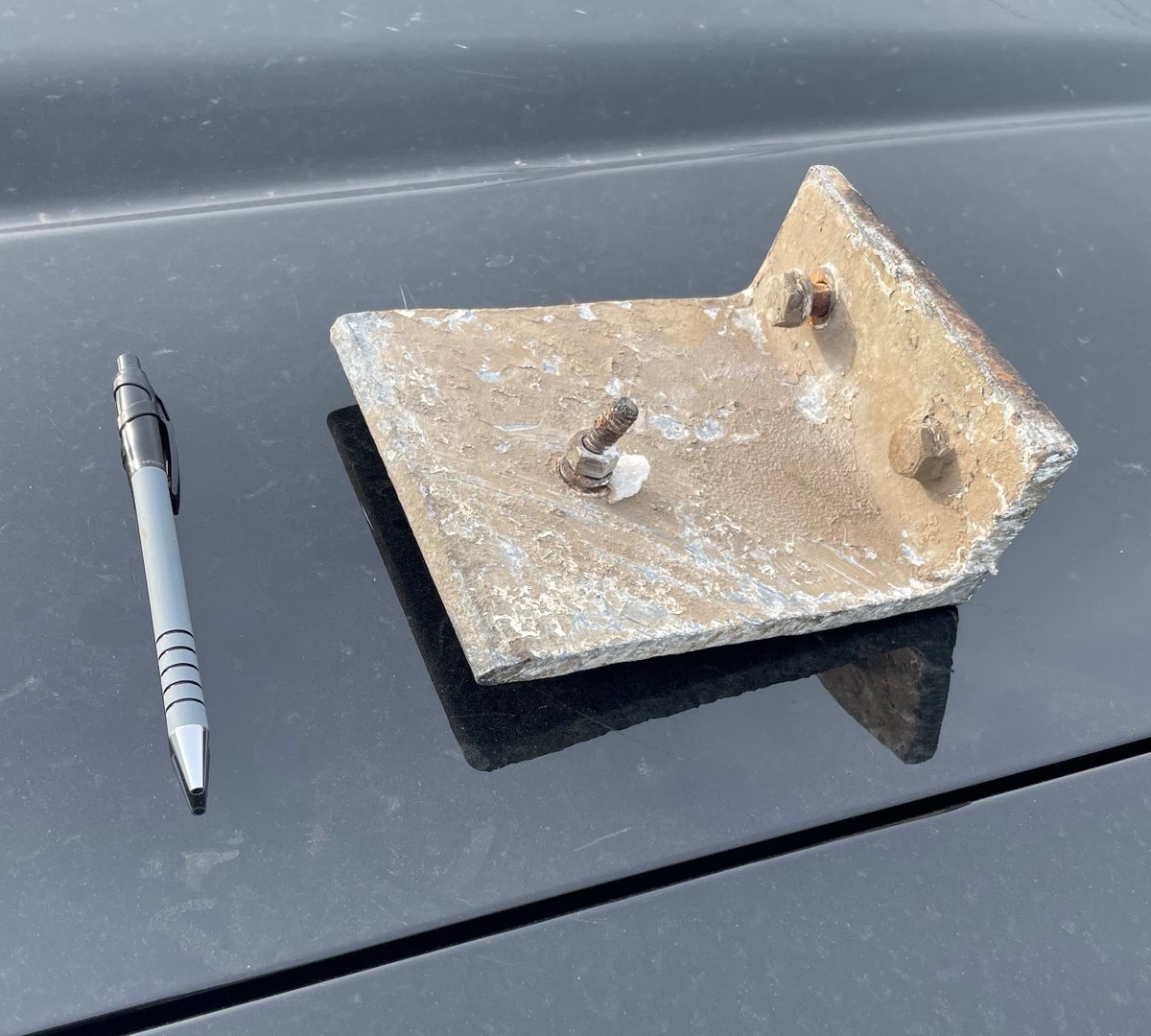 At 7:30am on #Hwy403 near King Rd, #BurlingtonOPP attended for metal debris on the road that was kicked up by another vehicle, crashing through the front windshield of a pickup truck, narrowly missing the 2 occupants and landing on the floor of the back seat. No injuries. ^rt