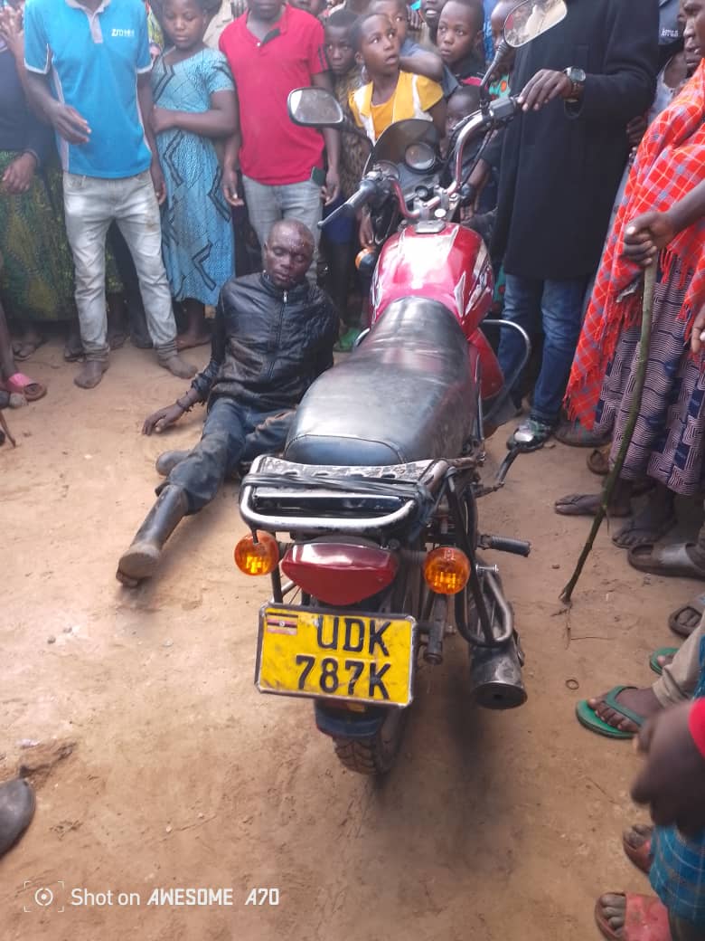 Despite surviving rout in Gahenerezo TC Vian Habyarimana,a thief from Kisoro hill,managed to jump out of @PoliceUg double-cabin as he was being taken to the hospital.
R.Kalangala KUBO CP says Vian's moves  were halted by  residents as he tried crossing via porous to @RwandaGov