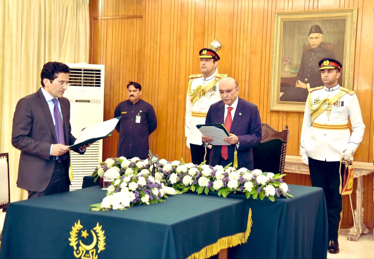 President @AAliZardari administering the oath of office to Mr. Ali Pervaiz as the Minister of State, during an oath-taking ceremony, held at Aiwan-e-Sadr @BBhuttoZardari