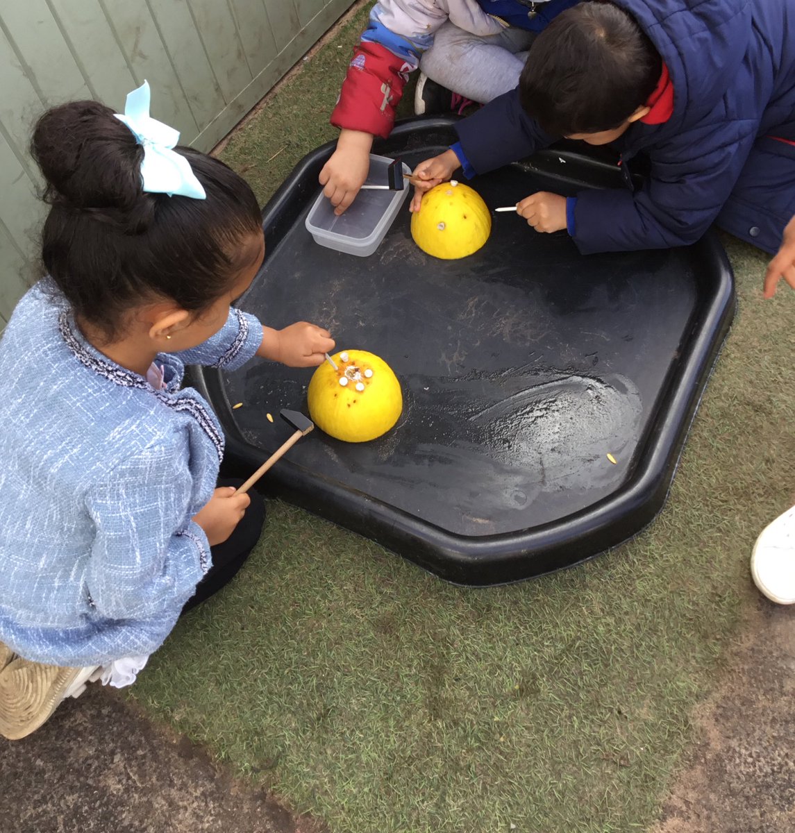 Nursery have enjoyed using their fine motor skills to hammer the sticks into our melon, they also had fun pulling them back out 🔨 🍈 #finemotorfun #silasoutdoors @stsilasschool @RainbowEduMAT