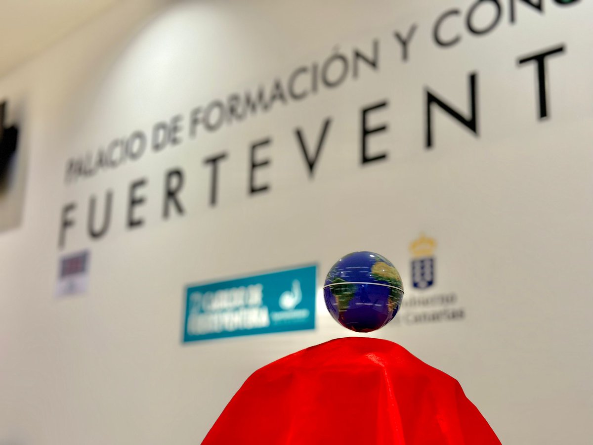 ¡Descubriendo "La ciencia en la magia" en Fuerteventura! 🧪✨ En las #Miniferias24, participantes de 4º de PRIMARIA a 2º de SECUNDARIA y familias aprendieron los principios científicos detrás de trucos mágicos. ¡Entretenimiento y aprendizaje unidos! #CienciaEnLaMagia