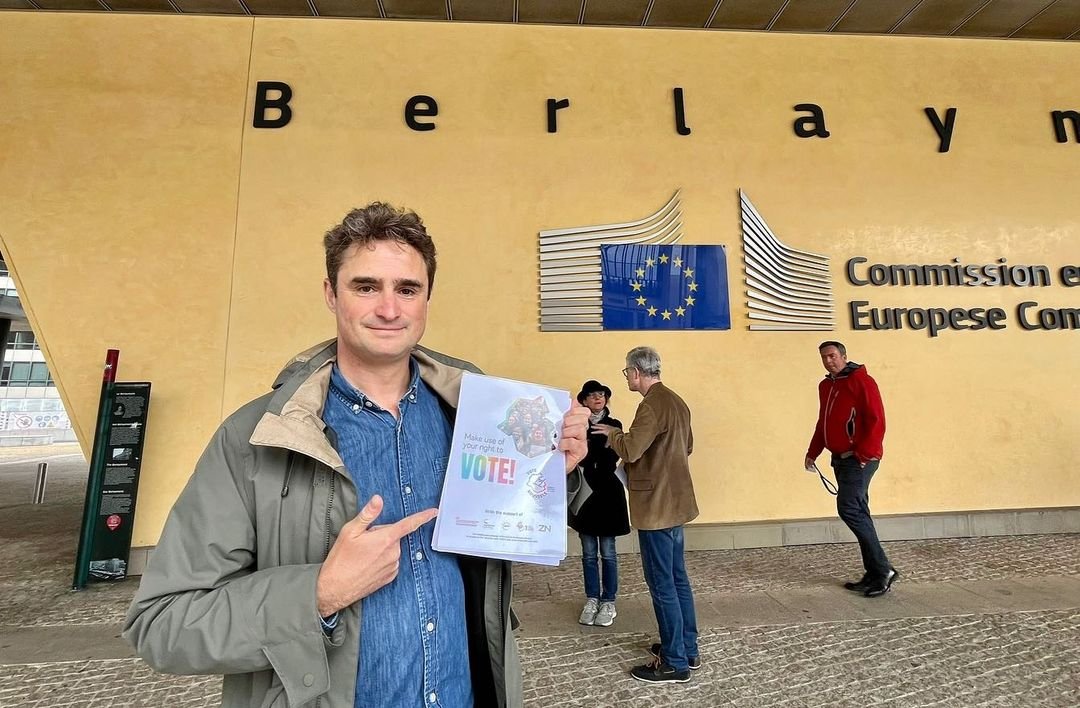 The other day we did our first action at the @EU_Commission building in order to inform, mobilise and invite European institutions workers to get registered before 31st July, to be able to vote for the local/communal elections in Belgium on the 13th of October 2024! 🗳️