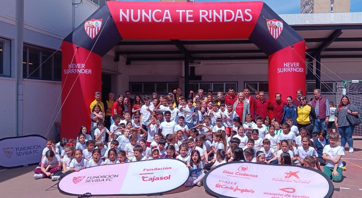 La #FundaciónSevillaFC celebra la 1⃣7⃣º edición de #SácalePartidoAlCole en @FetSanJuan, #CEIPSanPablo, @CEIPOdZ, @SevSantaisabel y @CEIPAndalucia de @poligono_sur.

👉🏼sevillafc.es/actualidad/not…

🤝@AcuarioSevilla, @FundlaCaixa, @Cajasol, @VECI_Esp y #CashDíazCadenas

#NuncaTeRindas
