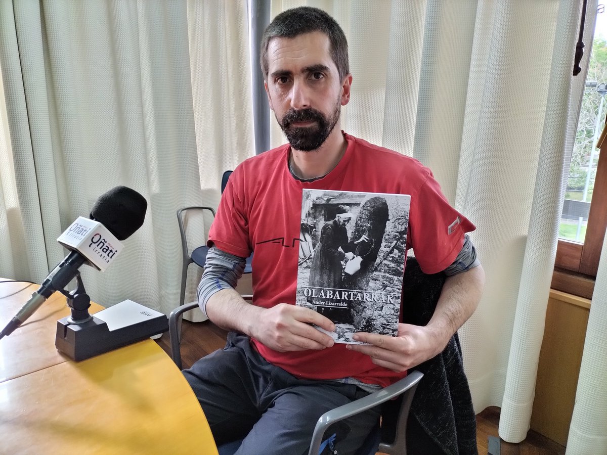 🎙️ #OÑATI IRRATIA | 'Olabartarrak' liburua ondu du Ander Lizarraldek. Ahozkotasunean oinarritu du lana.  Argazkiak izan dira abiapuntua eta, horiek aurrealdean, adinekoen testigantzek osatu dute libururako mamia, euskara batua eta bertakoa uztartuta
▶️ivoox.com/olabartarrak-l…