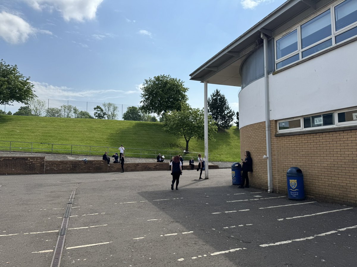 Miss Kinane’s S1 classes took their treasure hunts outside today in the sunshine ☀️🗺️🕵️ #OutdoorLearning #Numeracy #TreasureHunt