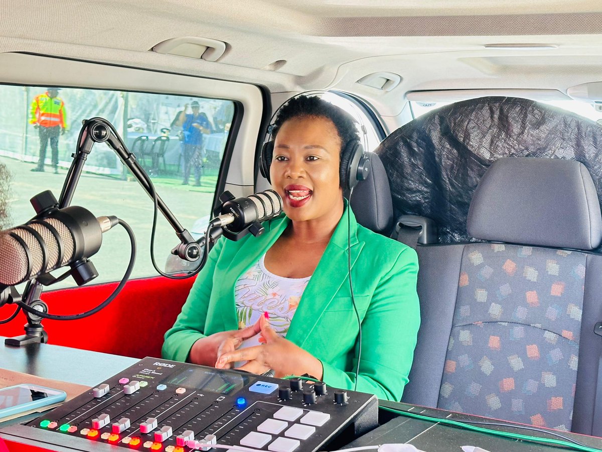 [IN PICTURES] Minister Ndabeni-Abrahams in conversation with Izwi loMzansi FM on programmes and offerings of the Small Business Portfolio. #jobsfair #jobseekers