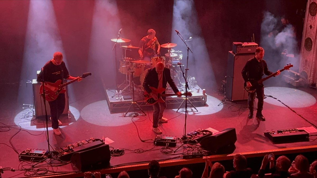 One from the balcony.. nice photo from the gig last night @MetroChicago by our own @Rideuberfans @memphis_tom ✊ our new header photo 🙏