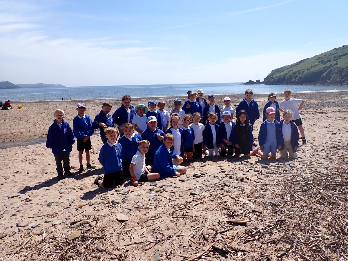 Ocean plastics fieldtrip with Cleddau Reach VC Primary at Freshwater East today! ☀️☀️☀️ The class cleared over 5kg of rubbish from the beach and dunes, a superb effort! #beachclean #oceanplastics #oceanguardians #oceanliteracy #ethicalinformedcitizens @DragonLng