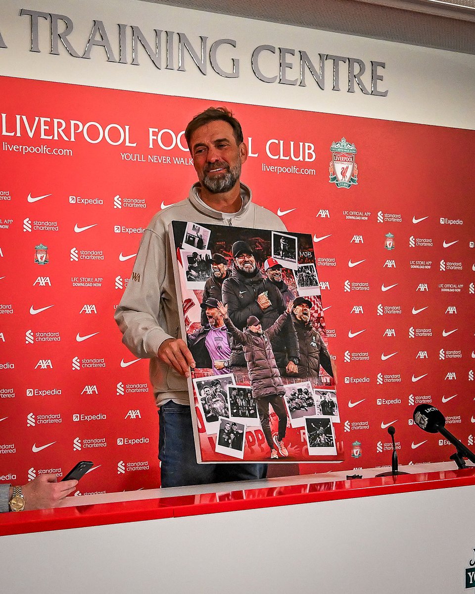 Jürgen Klopp was gifted a collage at his final Liverpool press conference ❤️