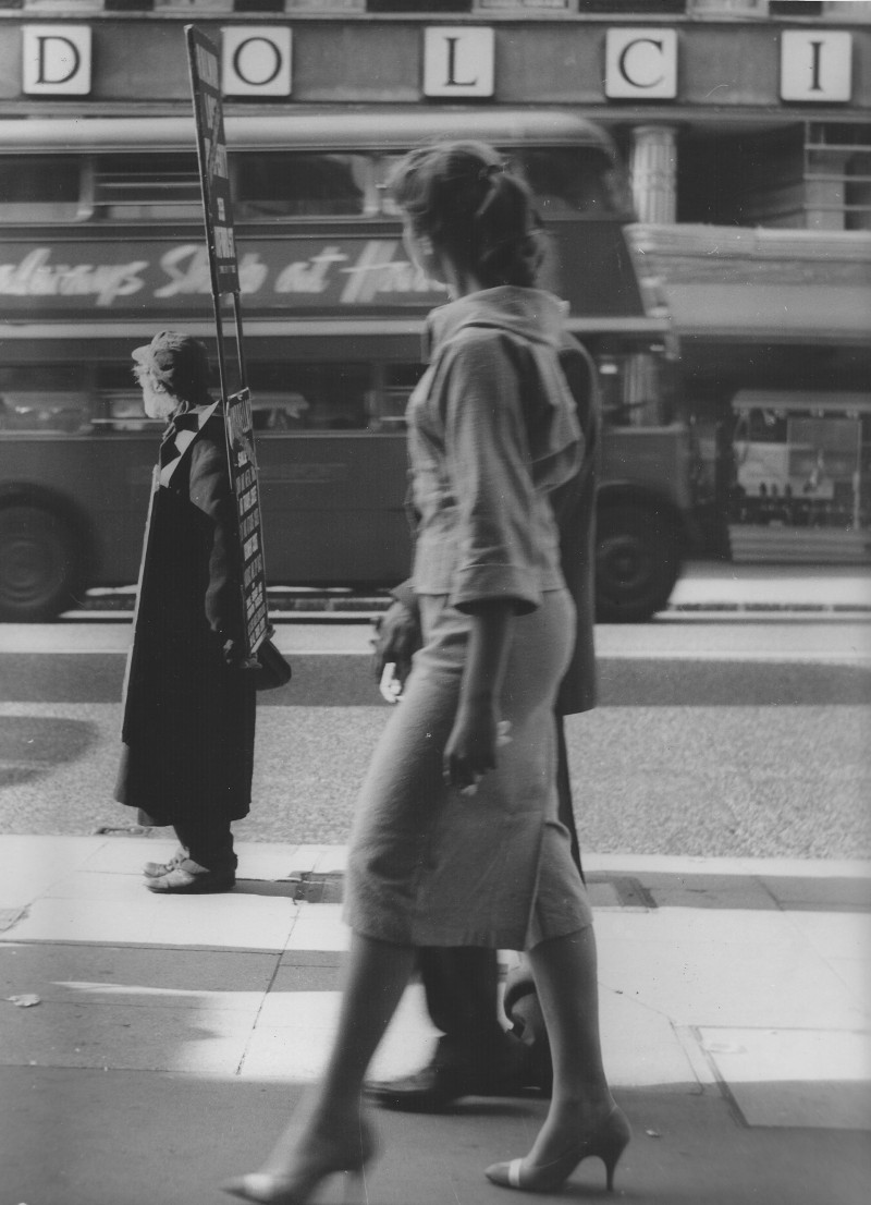 Tadeusz Chrzanowski - Londyńska ulica (fotografia), 1958. #PolishMastersofArt