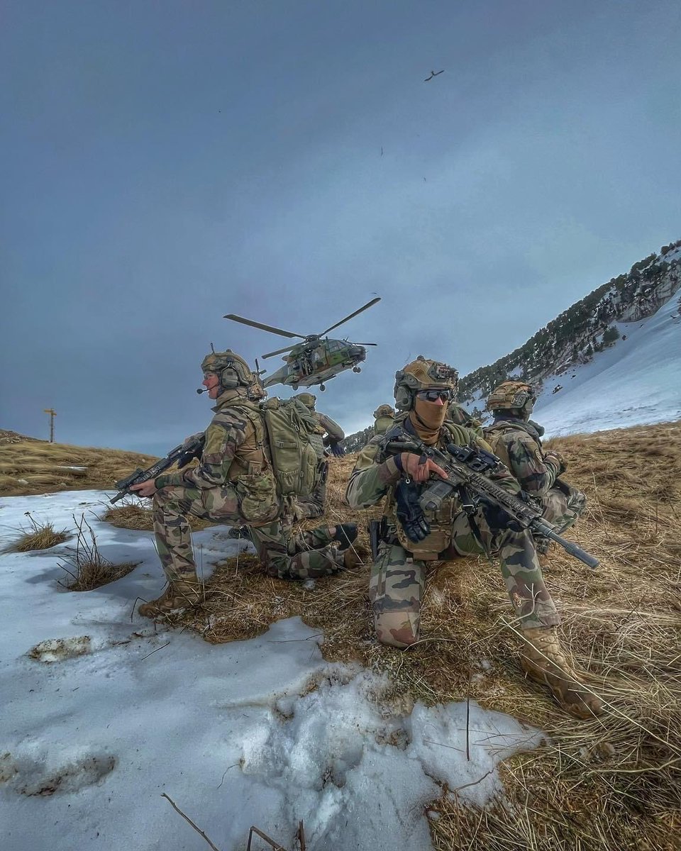 Opérateurs du groupement commando montagne 🏔️ lors d’une dépose par un NH90 du @5eRHC 🇫🇷 #CommandoMontagne #UnitéSpécialeFrançaise