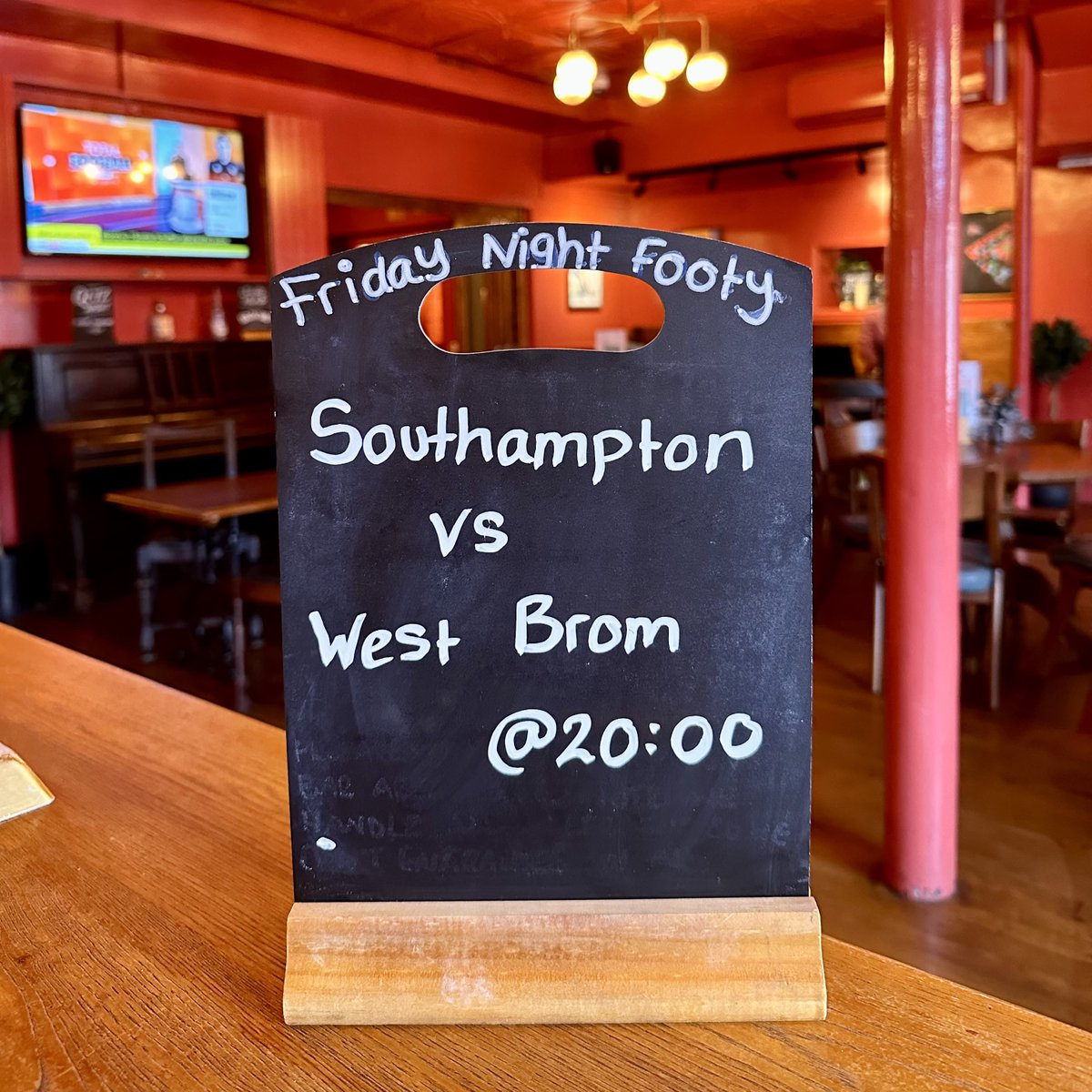 There’s always sport on here at the Teddy! Spend your Friday night with us, watching some Championship football 

#championship #familyfriendlysportspub #fridaynightfooty #blackboard #handwritten #teddington #highstreet